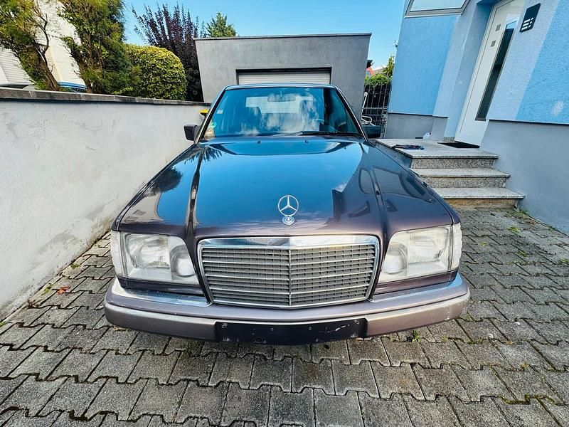 Gebraucht Mercedes E200 1993 Violet Limousine