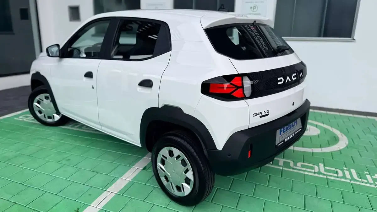 Gebraucht Dacia Spring Essentiel 33 kW (45 PS) 2025 Polarweiss Kleinwagen