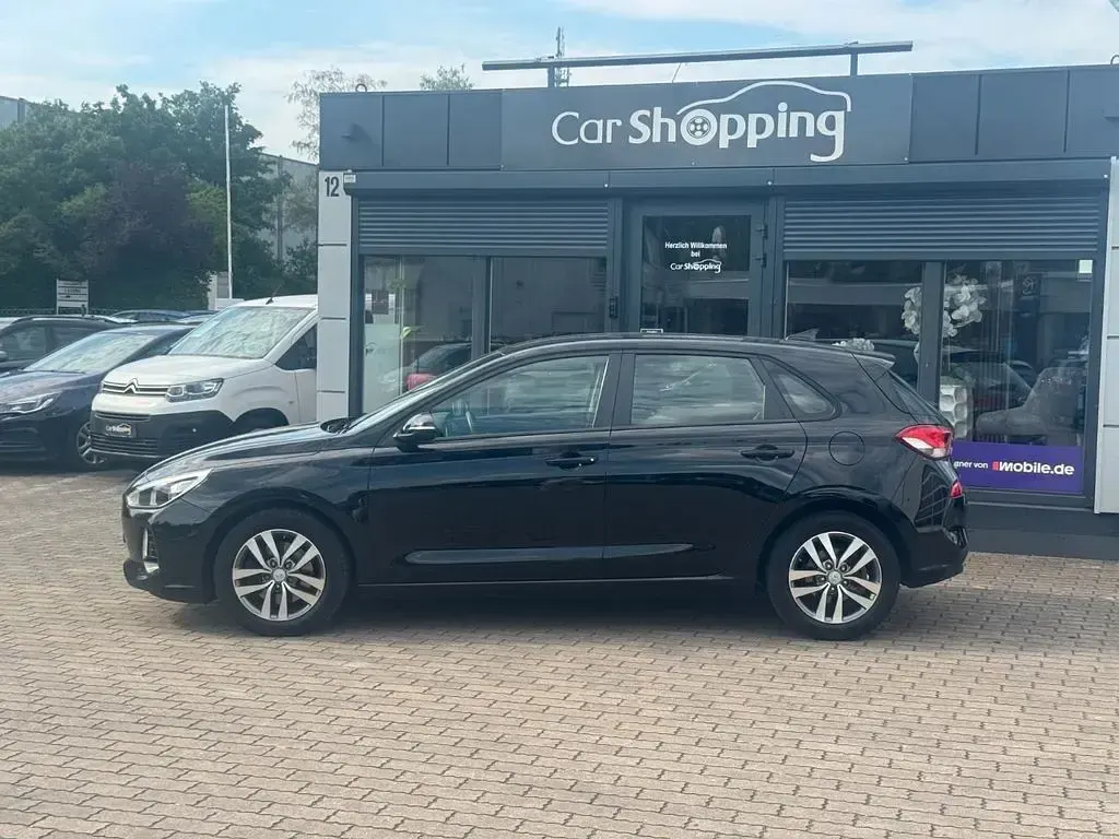 Gebraucht Hyundai i30 Trend 140 PS (102 kW) 2017 Schwarz Limousine