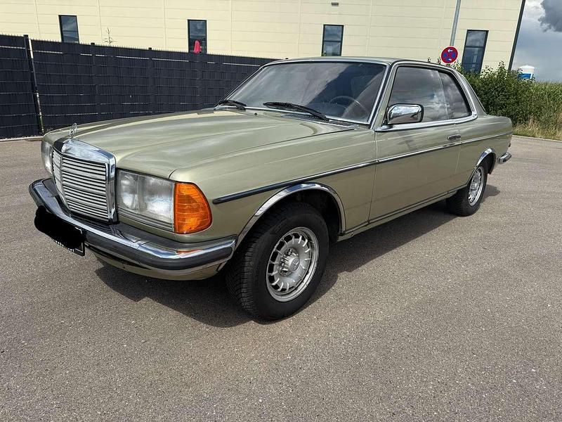 Grün Gebraucht 1982 Mercedes 230 Coupé | 9.999 € - Bild 1/4