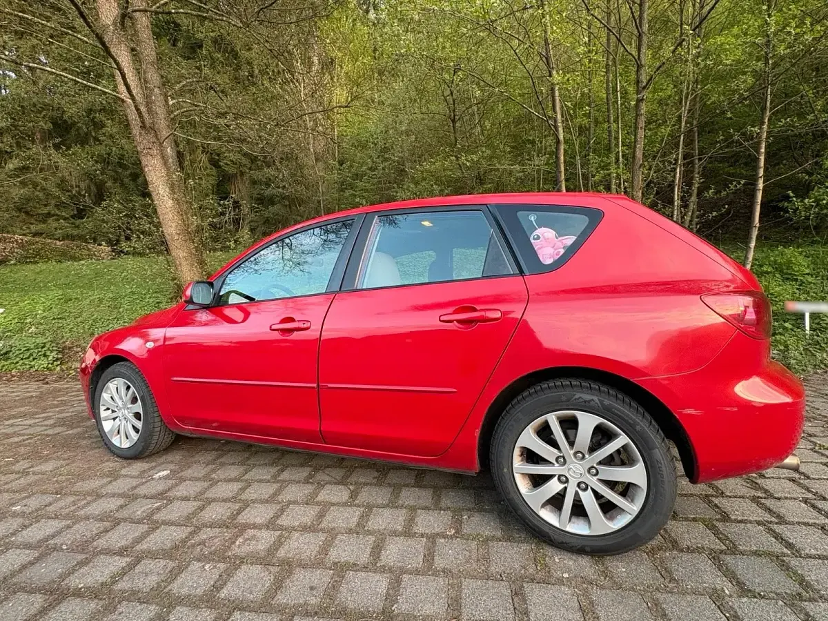 Używany Mazda 3 105 KM (77 kW) 2004 Czerwony Sedan/Limuzyna