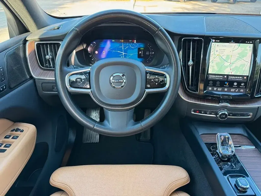 Gebraucht Volvo XC60 Plus 349 PS (256 kW) 2023 Weiß SUV