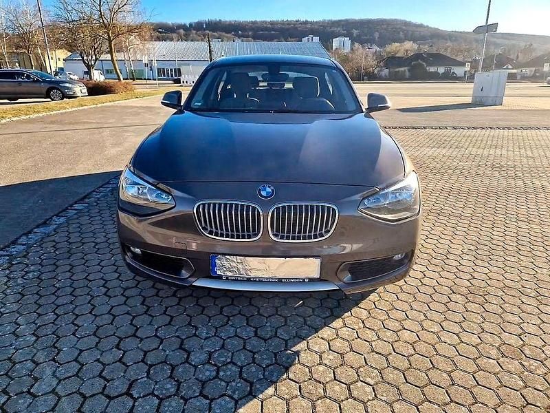 Braun Gebraucht 2013 BMW 118 Urban Line Kleinwagen | 8.450 € (Fairer Preis) - Bild 1/4