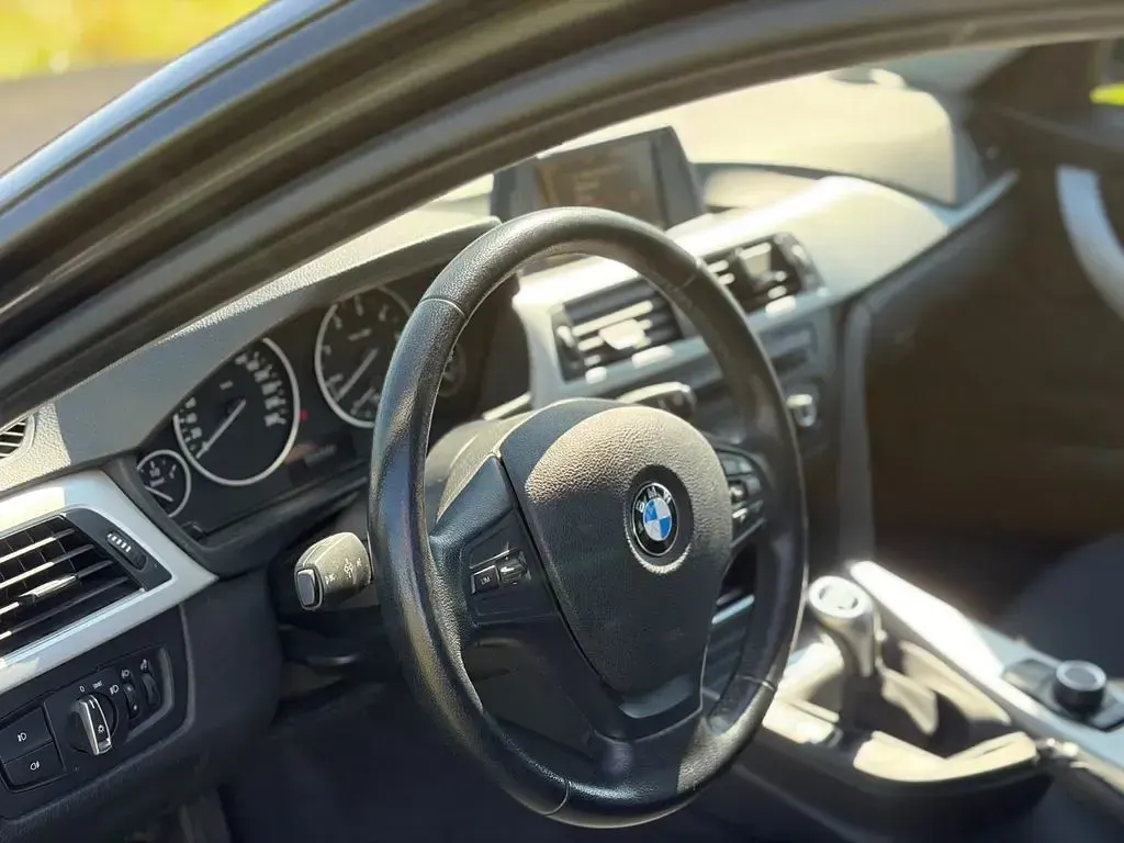 Gebraucht BMW 318 143 PS (105 kW) 2013 Grau Kombi