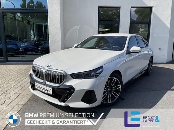 Mineralweiss Gebraucht 2024 BMW i5 M Sport Limousine | 55.960 € (Fairer Preis) - Bild 1/4