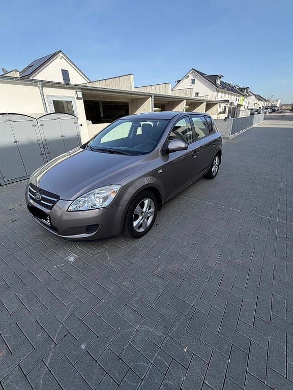 Gebraucht Kia Ceed LX 109 PS (80 kW) 2009 Beige Kleinwagen