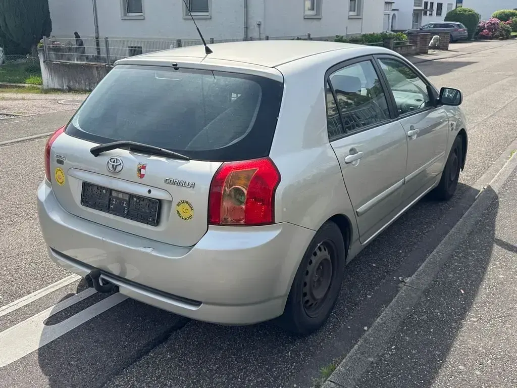 Brugt Toyota Corolla 110 HK (80 kW) 2004 Sølv Sedan