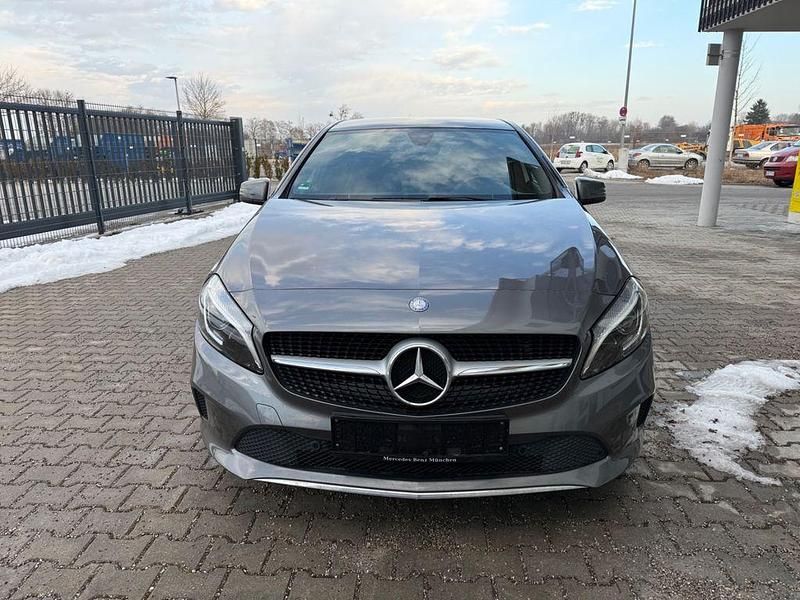 Gebraucht Mercedes A180 122 PS (89 kW) 2016 Grau Limousine
