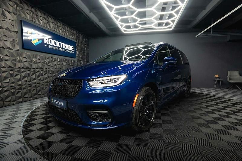 Blau Gebraucht 2020 Chrysler Pacifica Limited Van / Kleinbus | 32.990 € - Bild 1/4