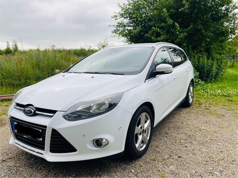 Weiß Gebraucht 2014 Ford Focus Titanium Kombi | 3.900 € (Guter Preis) - Bild 1/4