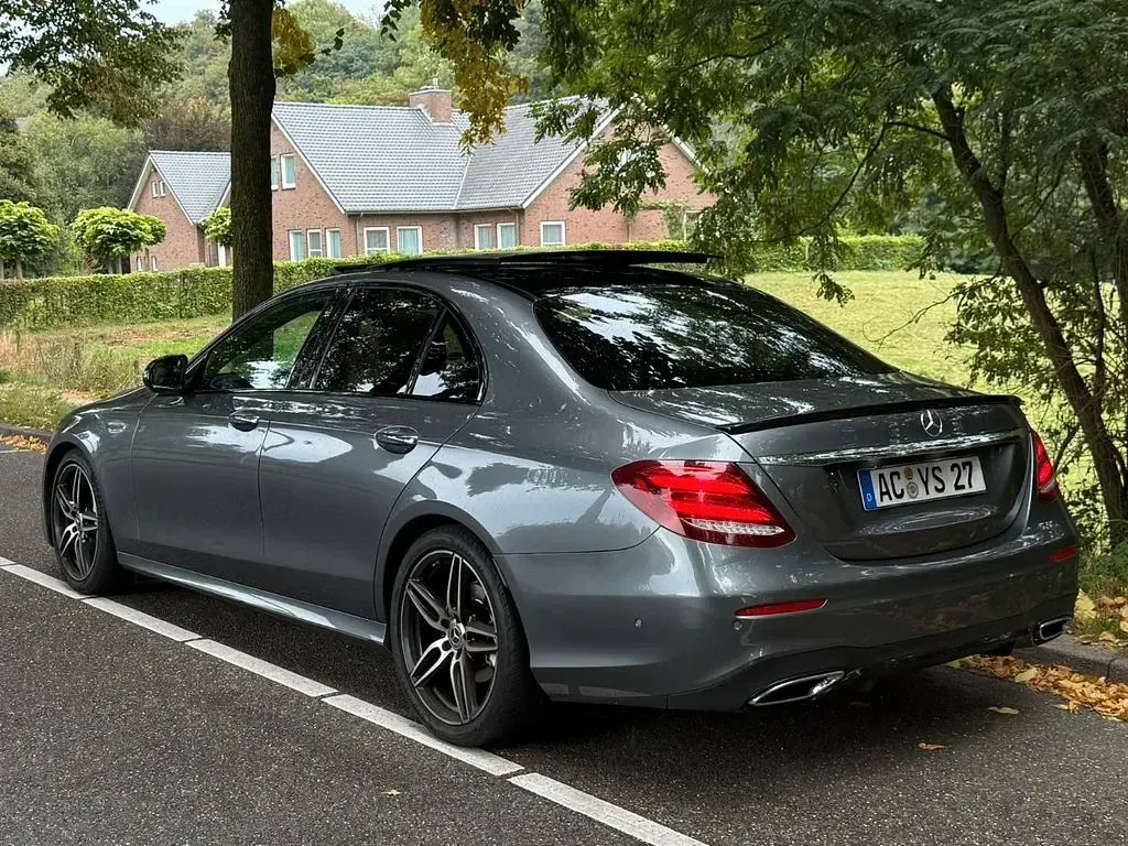 Gebraucht Mercedes E220 AMG 194 PS (142 kW) 2018 Grau Limousine