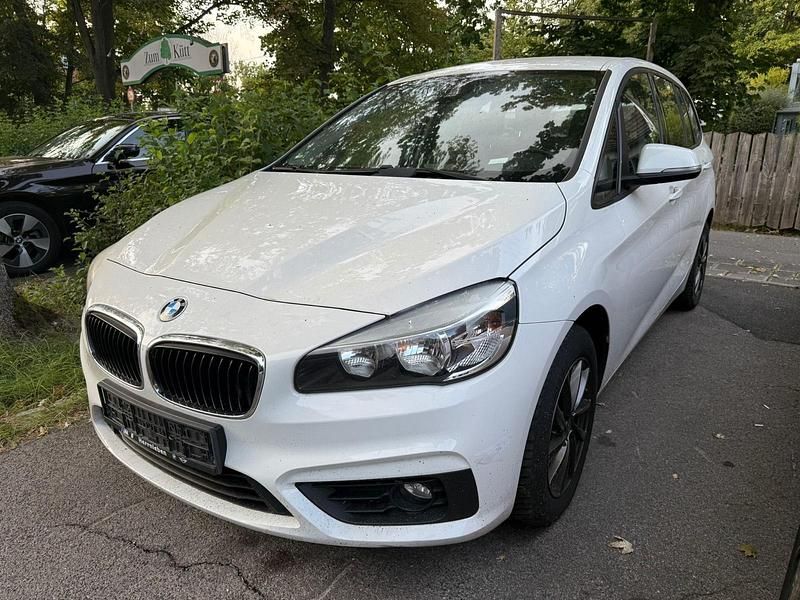 Weiß Gebraucht 2015 BMW 218 Gran Tourer Sport Line Van / Kleinbus | 5.990 € (Guter Preis) - Bild 1/4