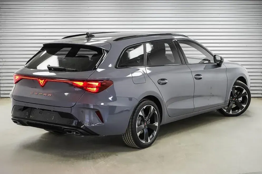 Neu Cupra Leon 204 PS (150 kW) 2026 Graphene grau metallic (r6) Kombi