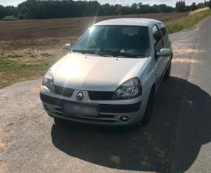 Grau Gebraucht 2002 Renault Clio II Kleinwagen | 300 € (Superpreis) - Bild 1/4