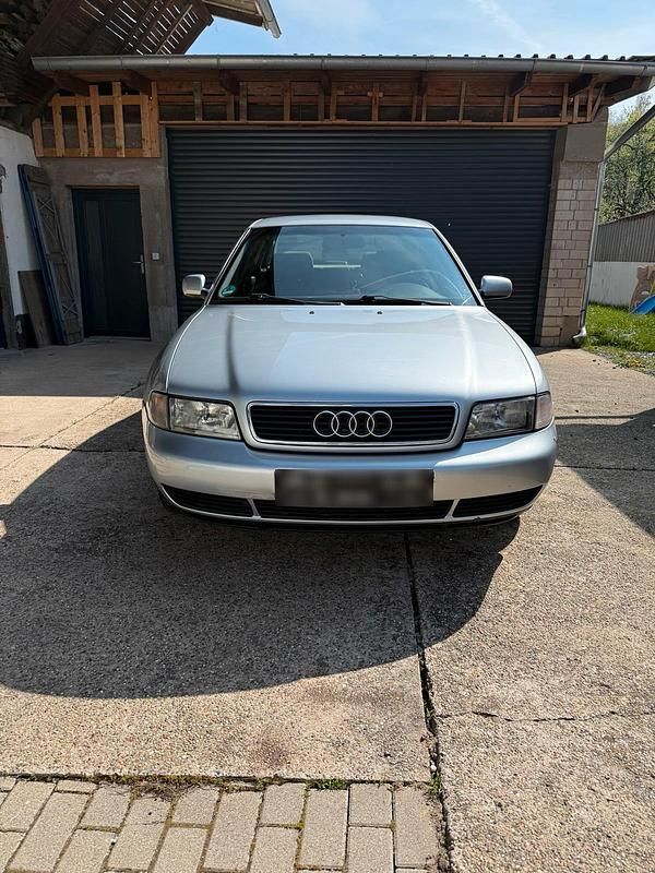Second-hand Audi A4 101 CP (74 kW) 1998 Argintiu Berlinǎ