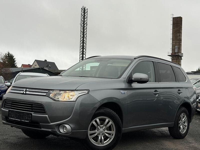 Grau Gebraucht 2014 Mitsubishi Outlander P-HEV SUV | 10.999 € (Fairer Preis) - Bild 1/4