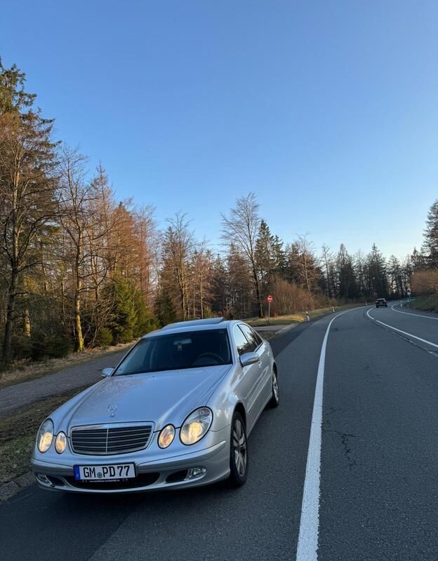 Grau Gebraucht 2002 Mercedes E220 Limousine | 2.100 € (Guter Preis) - Bild 1/4