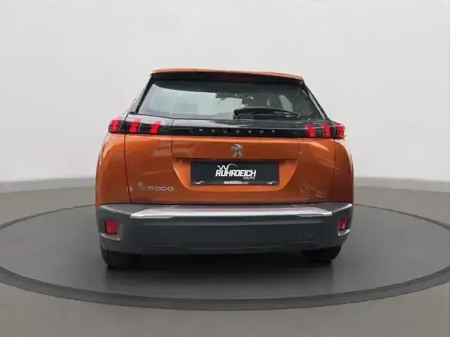 Gebraucht Peugeot e-2008 Active 100 kW (136 PS) 2023 Orange SUV