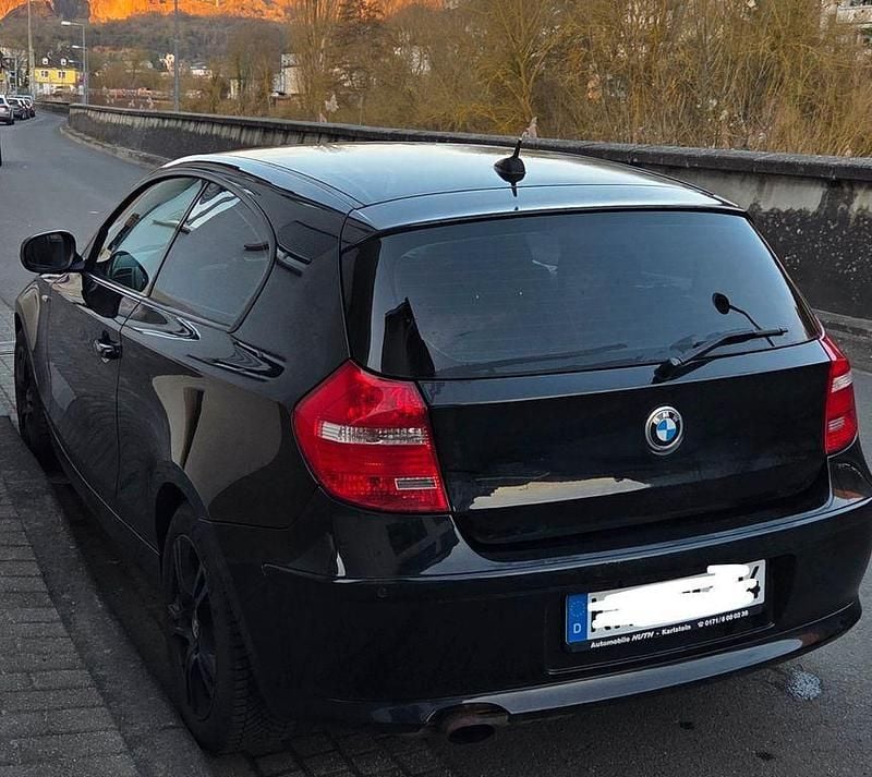 Gebraucht BMW 116 122 PS (89 kW) 2011 Schwarz Kleinwagen