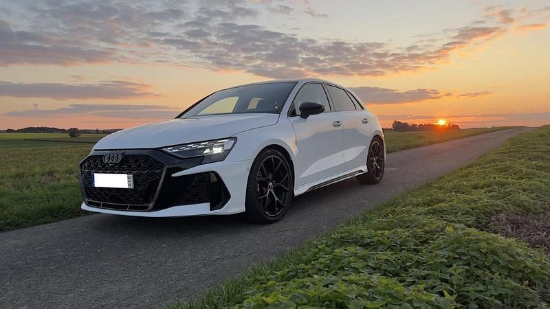 Weiß Gebraucht 2025 Audi RS3 Ambiente Limousine | 68.490 € (Fairer Preis) - Bild 1/4