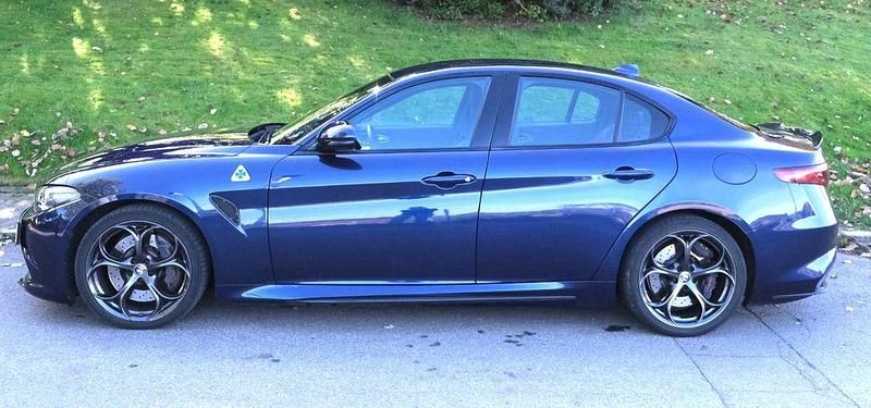 Blau Gebraucht 2020 Alfa Romeo Giulia Limousine | 55.400 € (Fairer Preis) - Bild 1/4