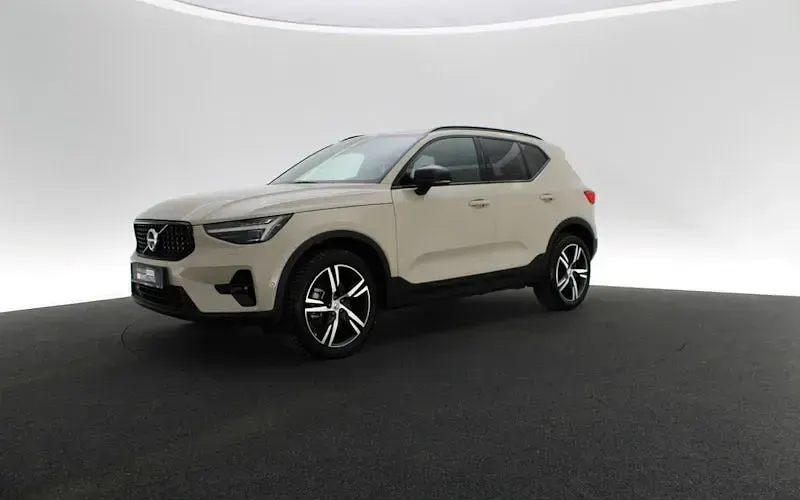 Używany Volvo XC40 Plus 163 KM (119 kW) 2025 Beżowy SUV