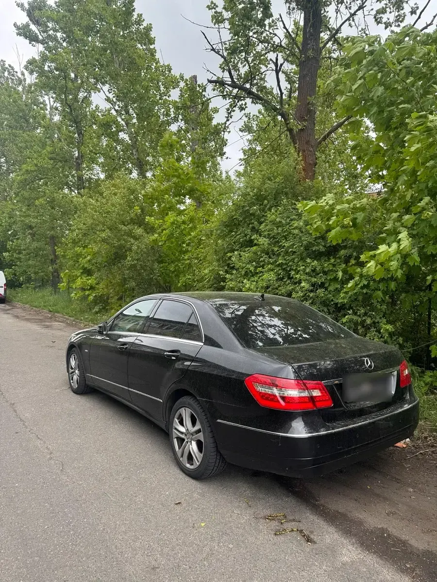 Używany Mercedes E220 170 KM (125 kW) 2011 Czarny Sedan/Limuzyna