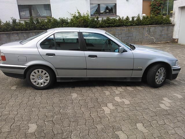 Gebraucht BMW 318 116 PS (85 kW) 1997 Silber Limousine