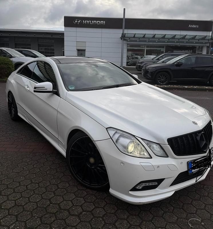 Weiß Gebraucht 2010 Mercedes E350 AMG line Coupé | 7.600 € (Guter Preis) - Bild 1/4