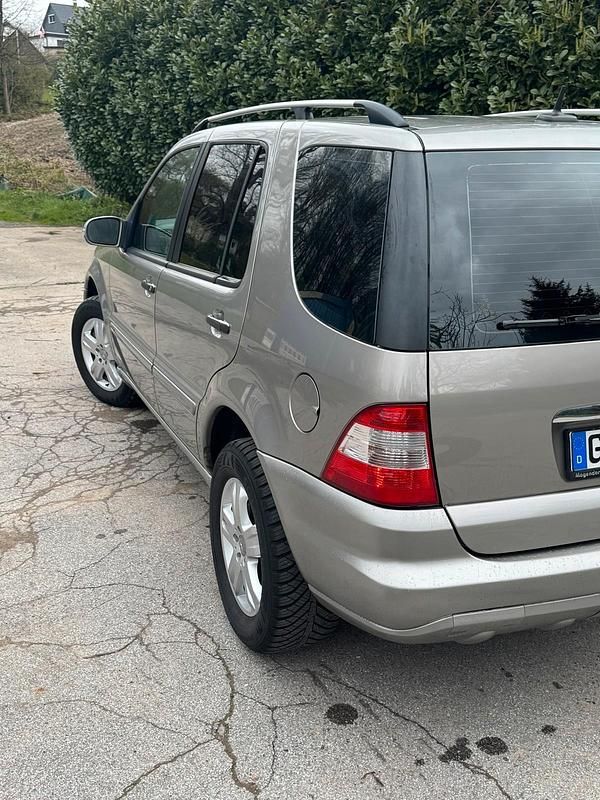 Gebraucht Mercedes ML270 163 PS (119 kW) 2005 Silber SUV