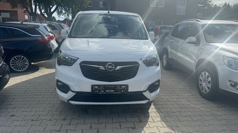 Weiß Gebraucht 2021 Opel Combo Life Edition Limousine | 11.450 € (Guter Preis) - Bild 1/4