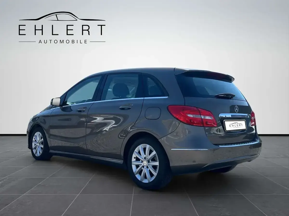 Gebraucht Mercedes B200 156 PS (114 kW) 2013 Monolithgrau Kleinwagen