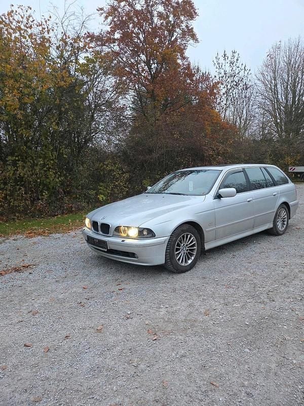 Silber Gebraucht 2001 BMW 530 Kombi | 1.000 € (Superpreis) - Bild 1/4