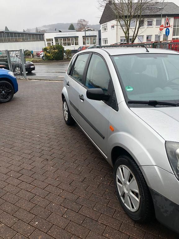 Gebraucht Ford Fiesta Ambiente 60 PS (44 kW) 2007 Silber Kleinwagen