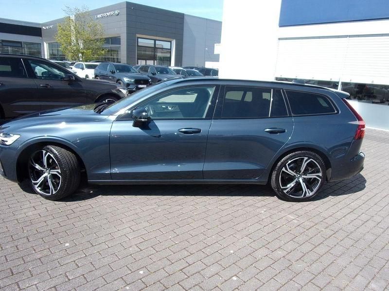 Gebraucht Volvo V60 Plus 197 PS (144 kW) 2024 Blau Kombi