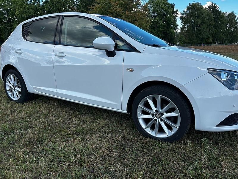 Weiß Gebraucht 2016 Seat Ibiza Style Kleinwagen | 7.500 € (Fairer Preis) - Bild 1/4