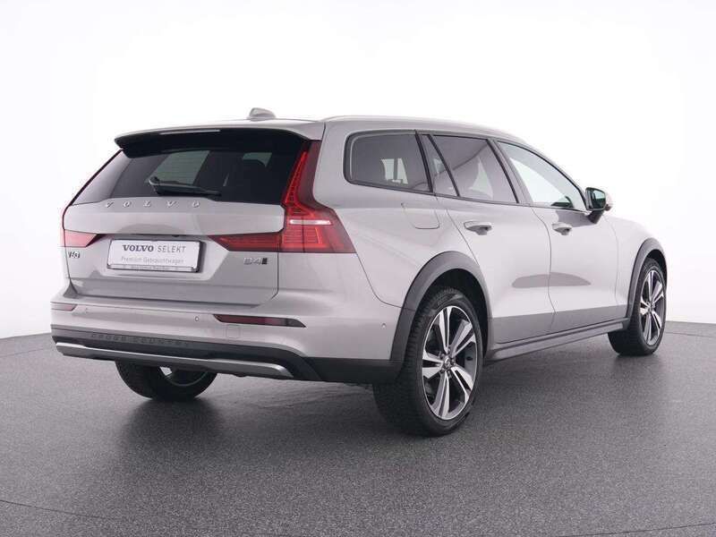 Gebraucht Volvo V60 CC Plus 197 PS (144 kW) 2023 Silver dawn / metallic Kombi