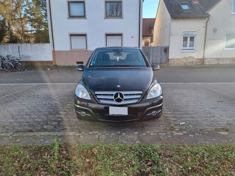 Schwarz Gebraucht 2011 Mercedes B180 Van / Kleinbus | 4.399 € (Fairer Preis) - Bild 1/4
