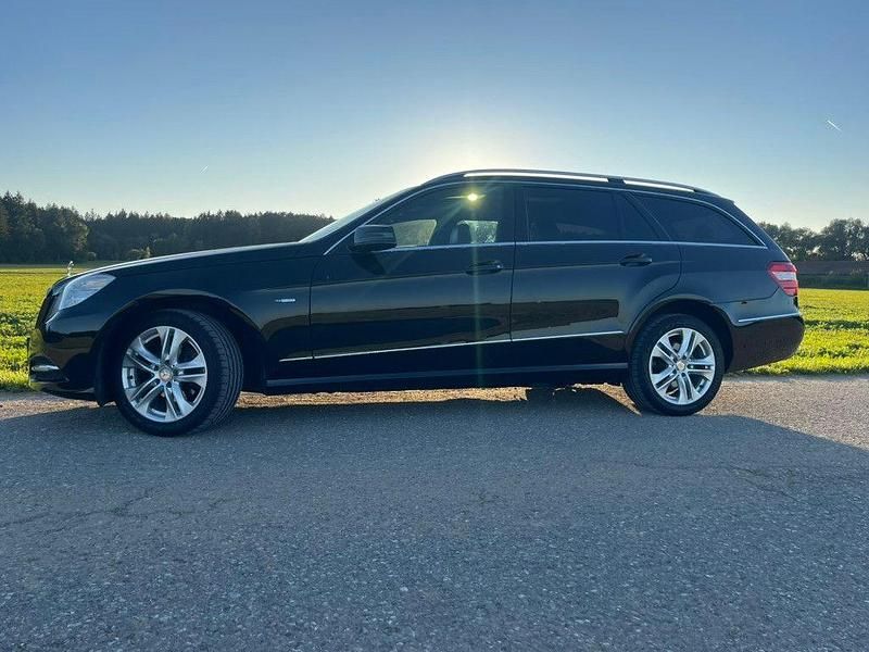 Schwarz Gebraucht 2012 Mercedes E200 Avantgarde Kombi | 9.300 € (Guter Preis) - Bild 1/4