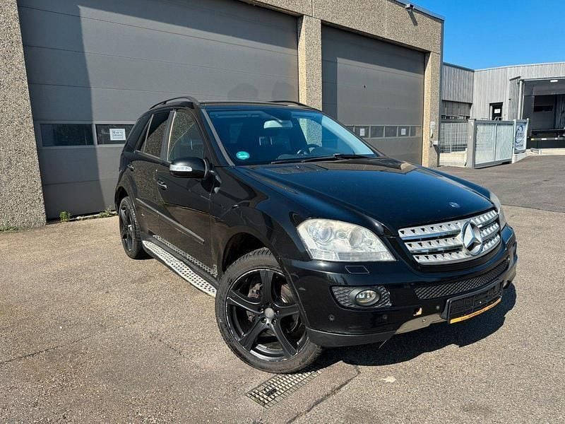 Obsidianschwarz metalliclack Gebraucht 2008 Mercedes ML320 SUV | 5.790 € (Superpreis) - Bild 1/4