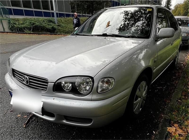 Grau Gebraucht 2001 Toyota Corolla Kleinwagen | 3.200 € (Fairer Preis) - Bild 1/4