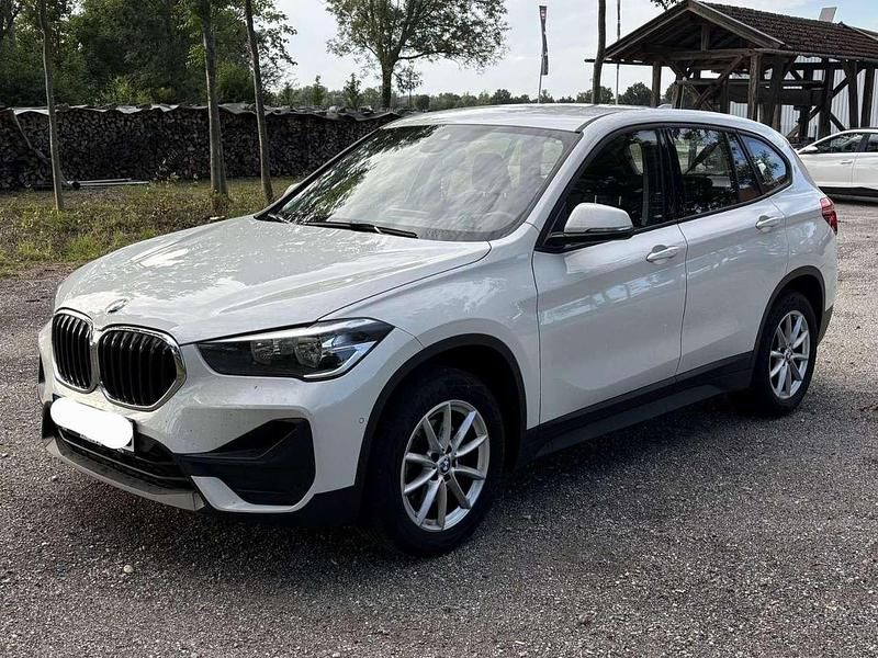 Weiß Gebraucht 2021 BMW X1 SUV | 22.700 € (Fairer Preis) - Bild 1/4