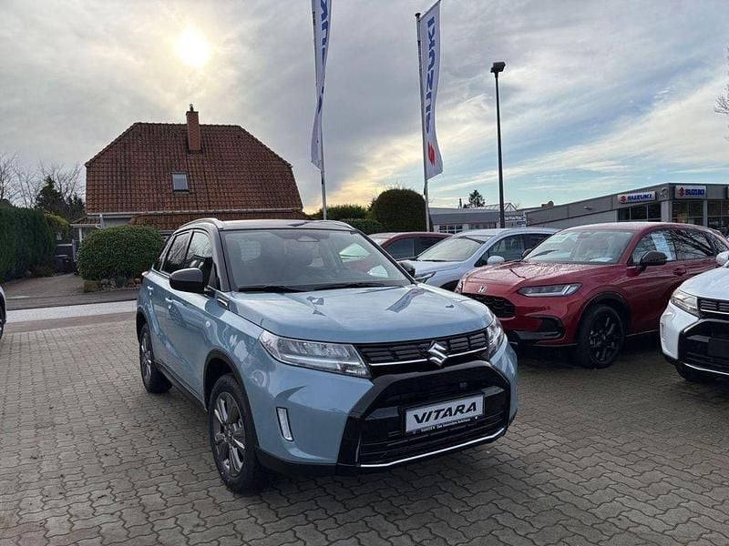 Gebraucht Suzuki Vitara Comfort 102 PS (75 kW) 2022 Ice/cosmic black pearl met. SUV