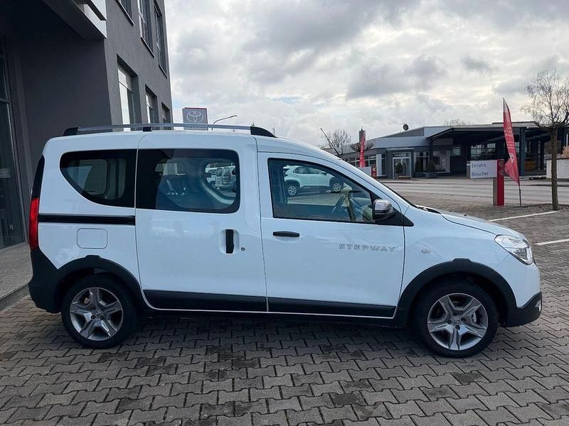 Gebraucht Dacia Dokker Stepway 131 PS (96 kW) 2020 Weiß Van / Kleinbus