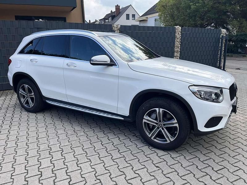 Gebraucht Mercedes GLC300 245 PS (180 kW) 2018 Polarweiss  unilack SUV