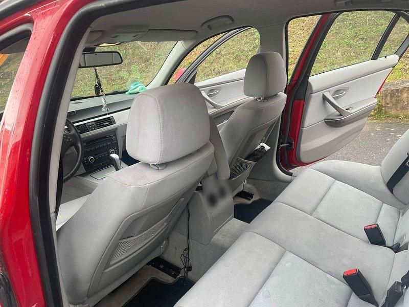 Gebraucht BMW 320 170 PS (125 kW) 2008 Rot Limousine