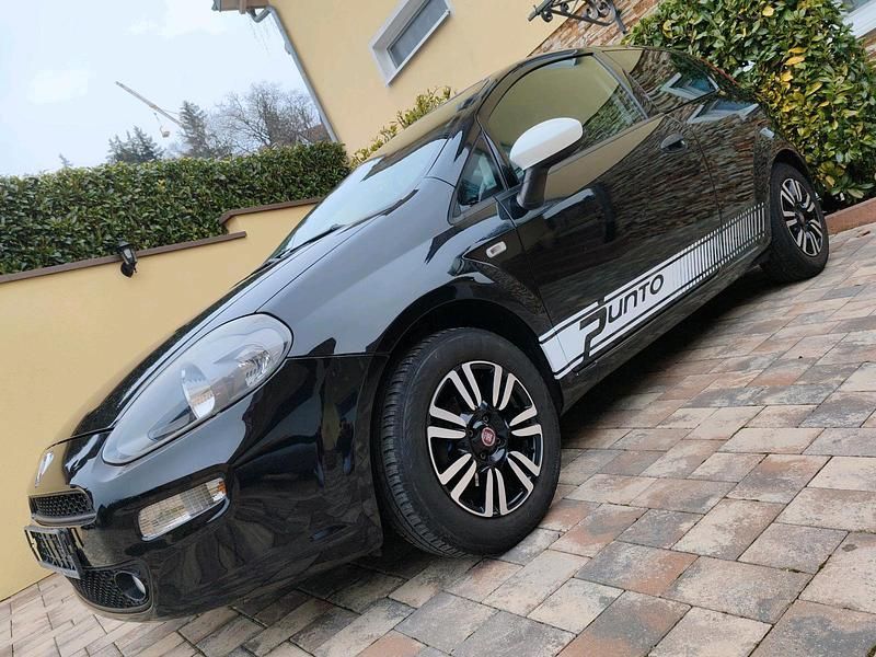 Schwarz Gebraucht 2015 Fiat Punto Evo Racing Kleinwagen | 3.333 € - Bild 1/3