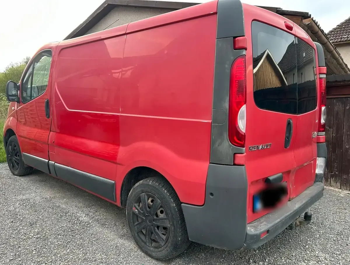 Gebraucht Renault Trafic 90 PS (66 kW) 2010 Rot Van / Kleinbus