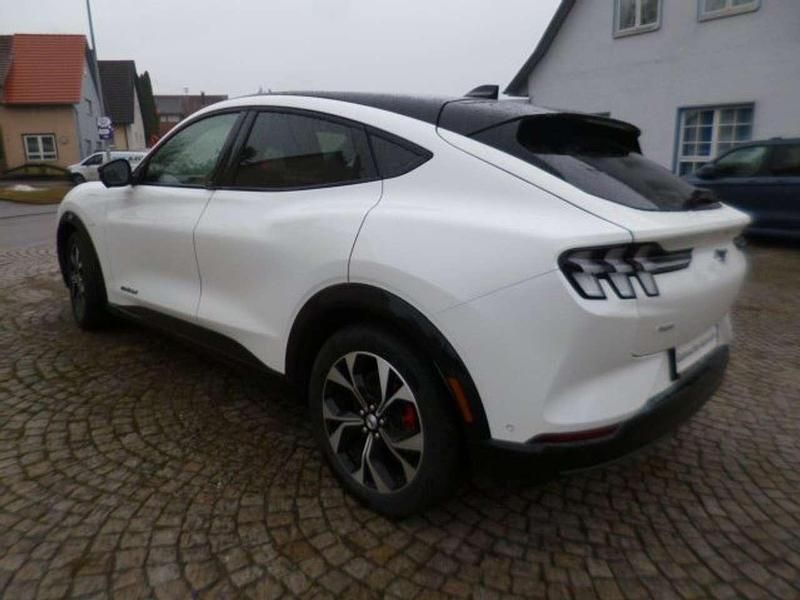 Gebraucht Ford Mustang Mach-E 258 kW (351 PS) 2021 Starweiß metallic SUV