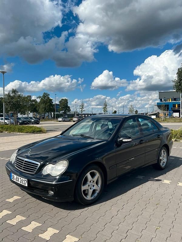Schwarz Gebraucht 2001 Mercedes C220 Avantgarde Limousine | 1.995 € (Fairer Preis) - Bild 1/4